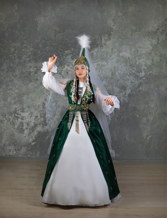 Платья здесь не все