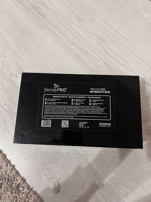 Trusa machiaj putin folosita decât 2 culori