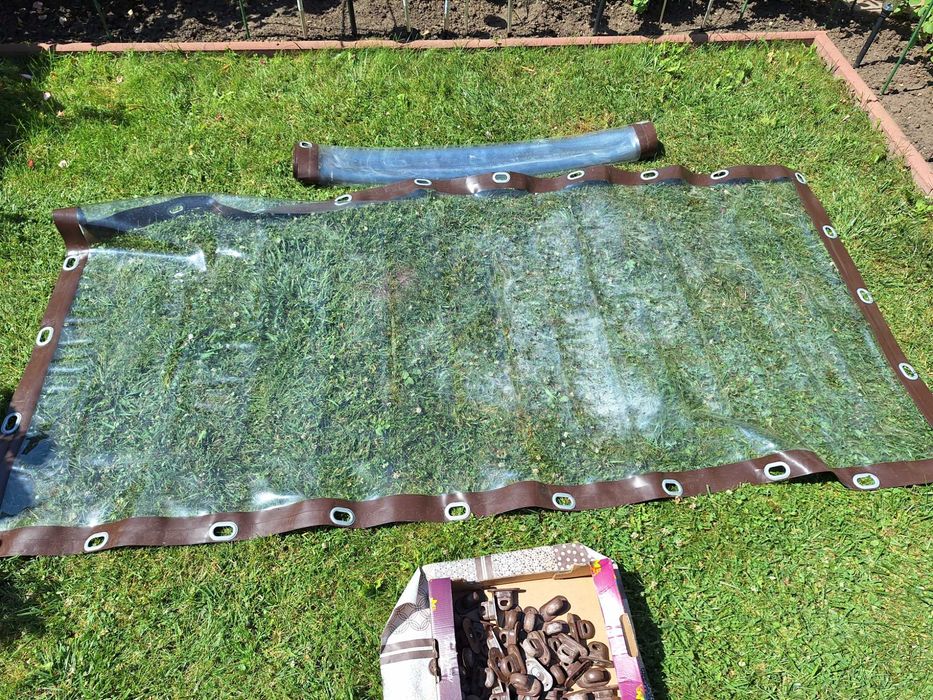 Vand folie cristal cu capse si bride pentru închiderea terasei / foisor, buc = 2, dimensiune 260 cm x 123 cm, folosite