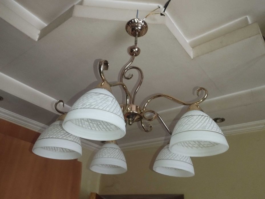 Продам 5-рожковую люстру.