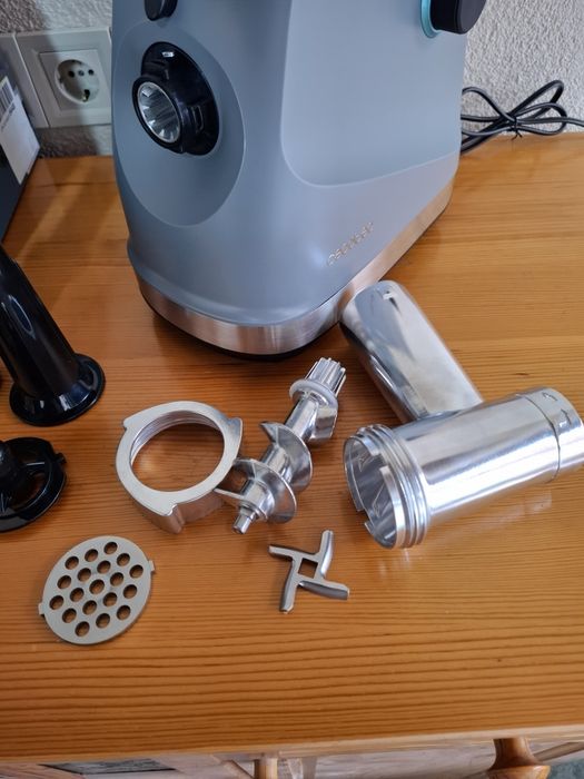 Crusher 1400 1360W електрическа месомелачка, с 1 нож и 3 режещи плочи.