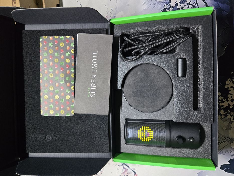 Микрофон Razer Seiren Emote