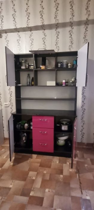 Продам шкаф красный
