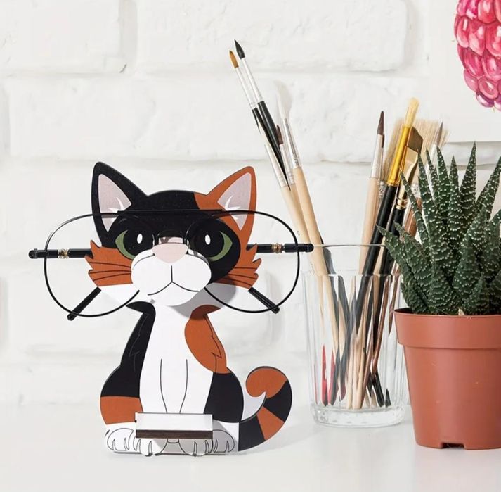 Дървена стойка за очила като Котка
