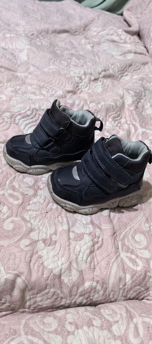 Продам детскую обувь осеннюю