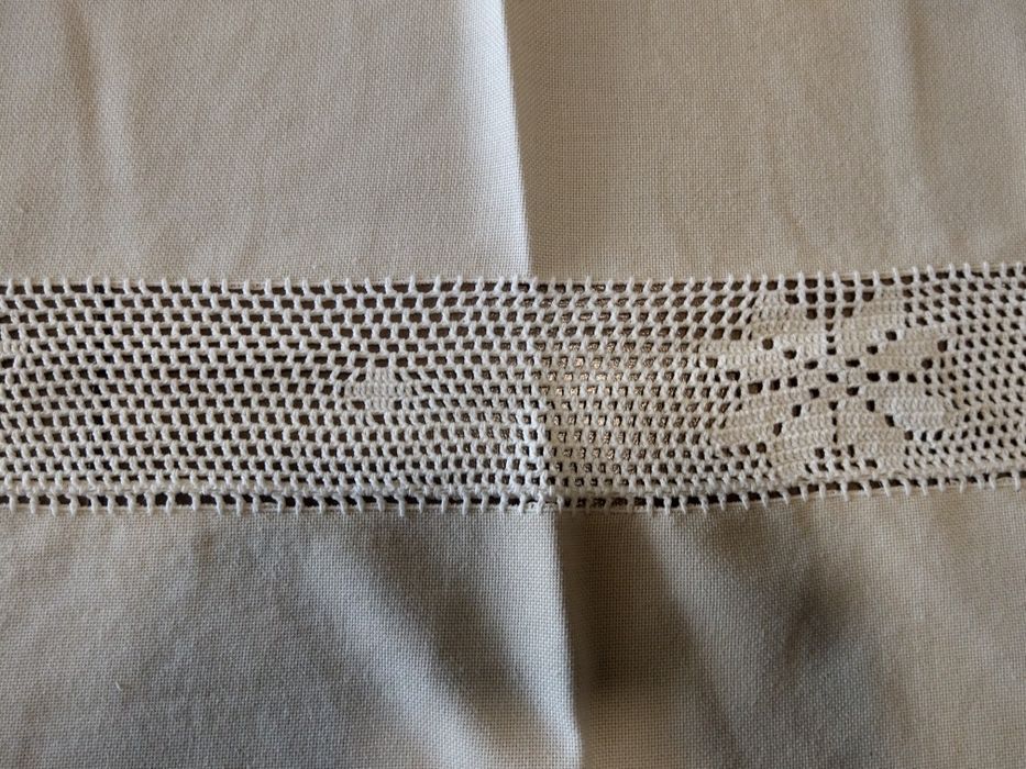 Fata de masa cu dantela crosetata