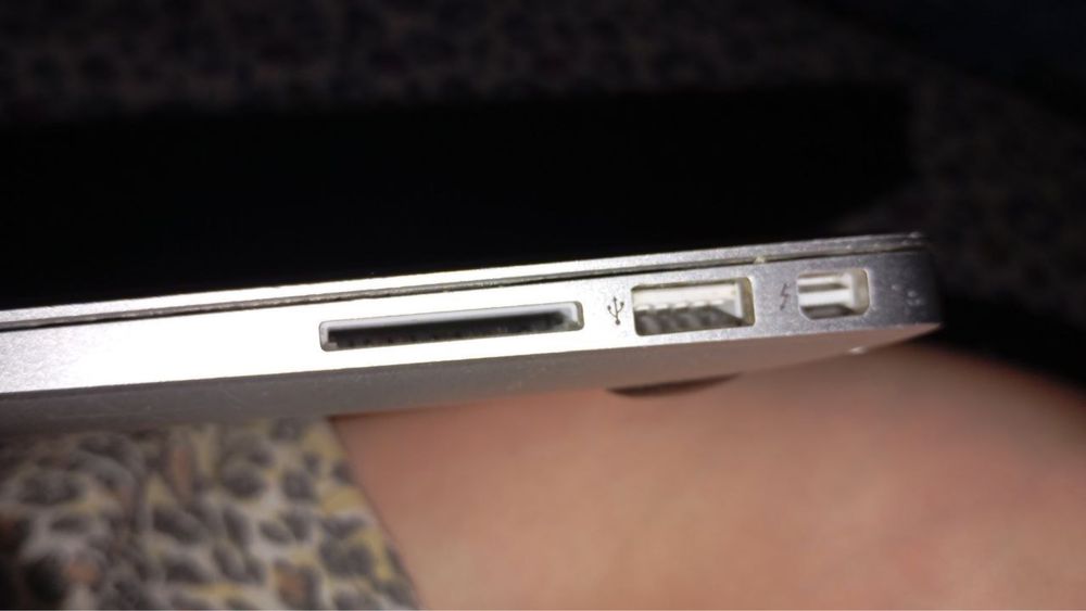 Продам мак бук  2017