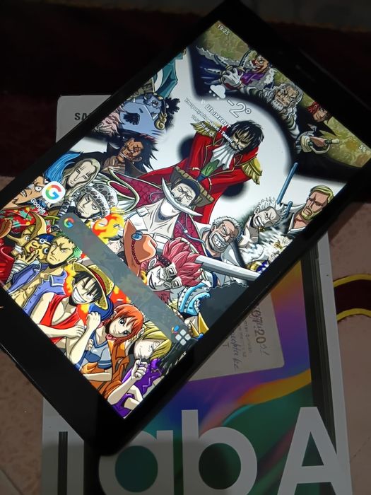 Tab A планшет ұсталған.