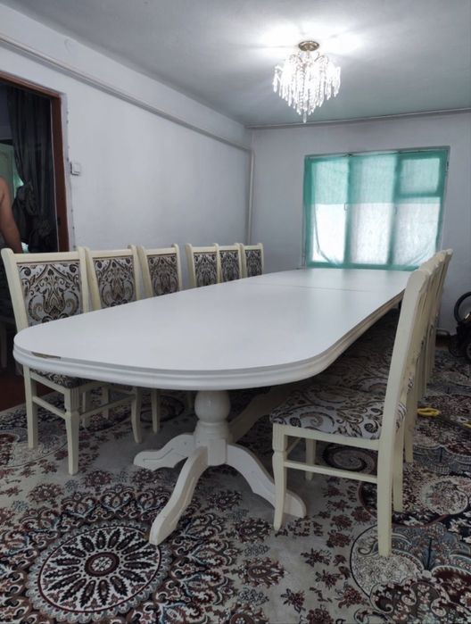 Продается стол (без стульев)