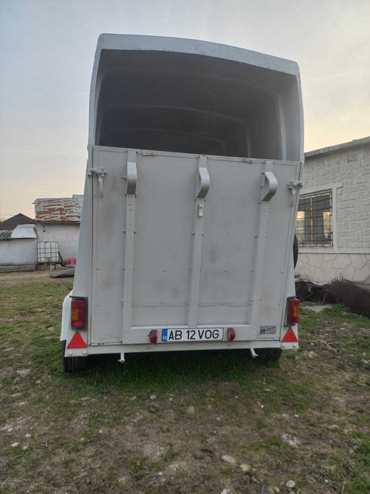 Remorca de cai transport