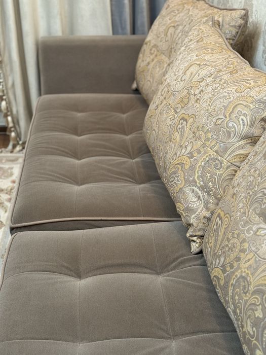 Диван с двумя пуфиками