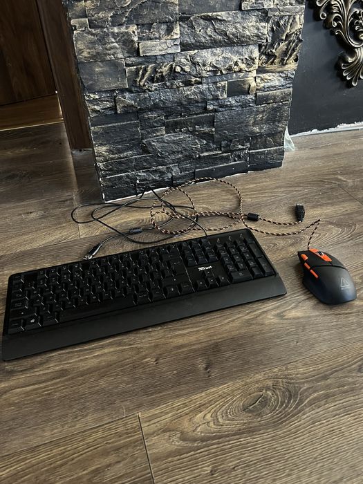 Компютър с монитор + нова клавиатура и мишка комплект
