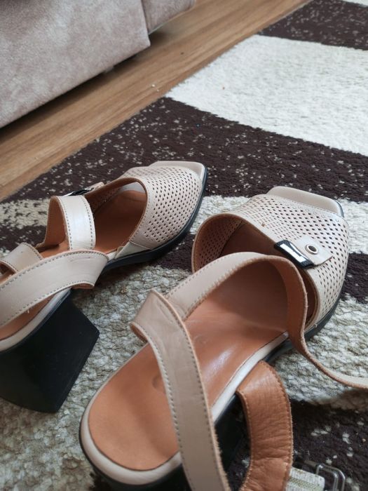 Продам кожаные босоножки