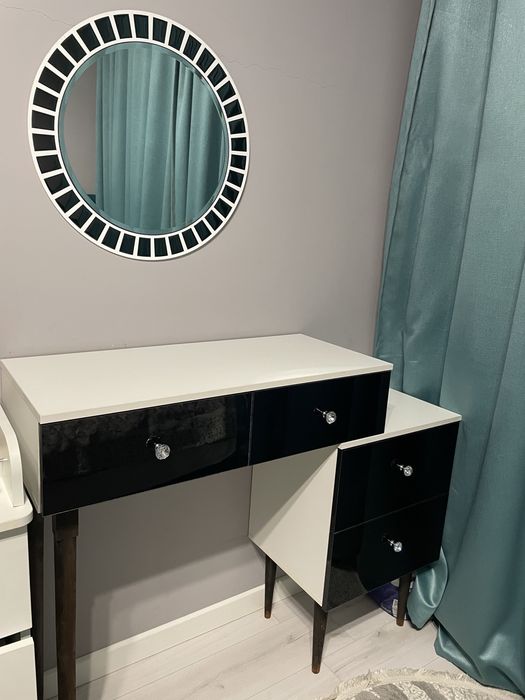 Туалетный столик с зеркалом