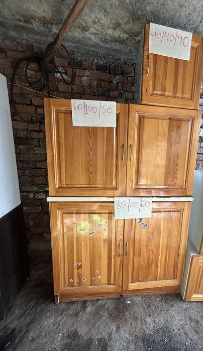Шкаф за обувки с четири отделения и шкафове за кухня