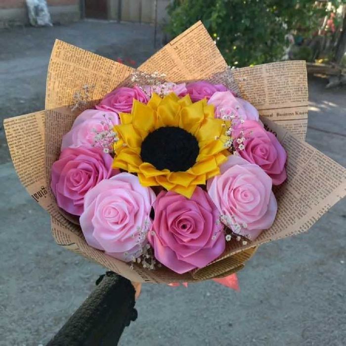 червени рози от сатен, вечни цветя в букет.