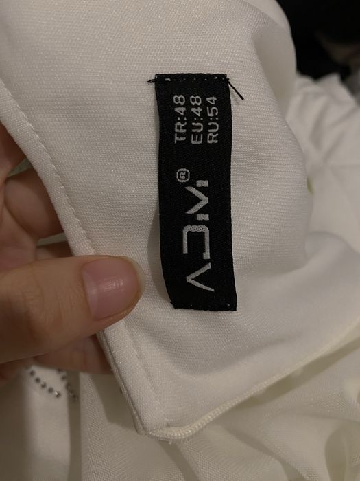 Белое платье со стразами