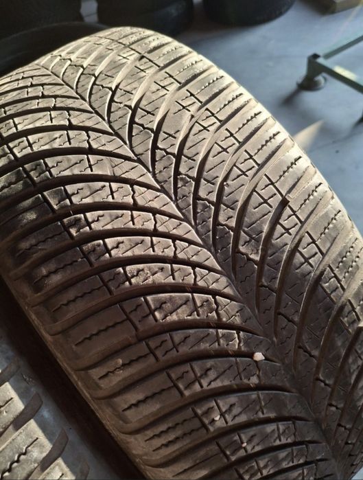 2 Anvelopele All season 215 40 r18 Goodyear