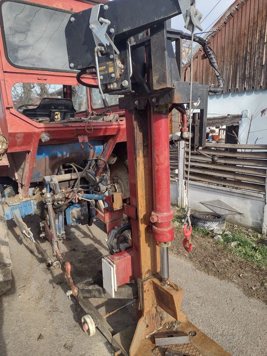 Spărgător -despicator lemne tractor