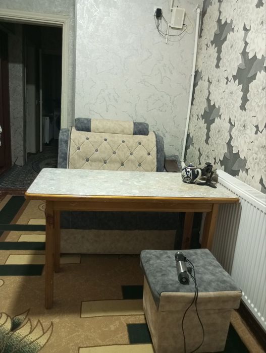 Продается 3 комнатная квартира. В центре янгибазара. Этаж 2.