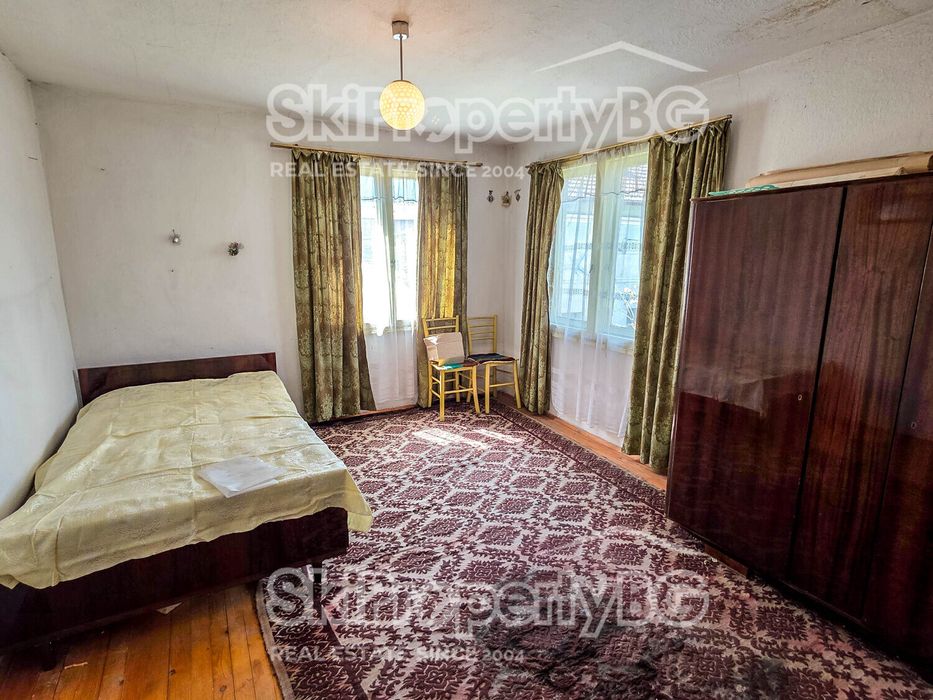 Стара къща с голям инвестиционен потенциал в село Говедарци, близо до Боровец!