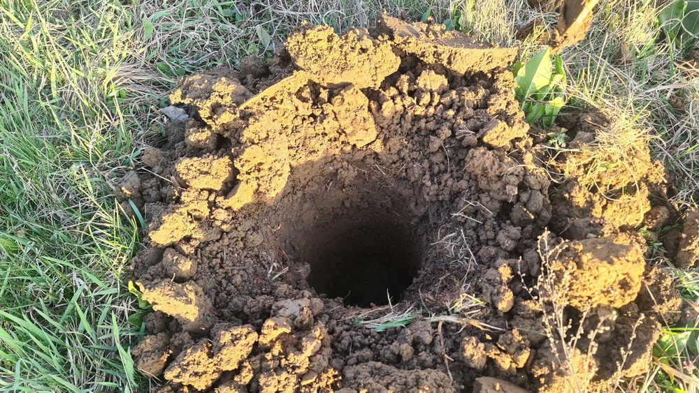 Vând foreză / burghiu de pământ pentru tractor, funcțională, completă, cu 2 burghie.