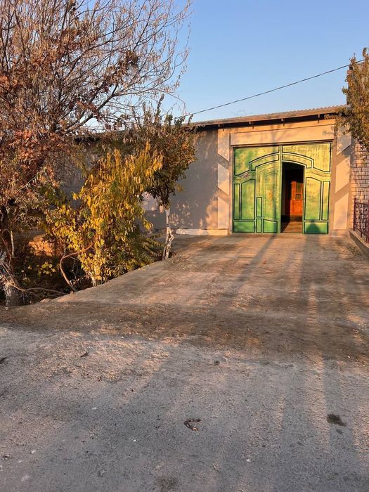 Navoiy. v. Qiziltepa .t.gardiyon sentrida xovli sotiladi