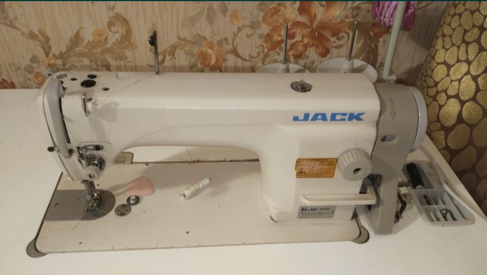 Продам швейную машинку