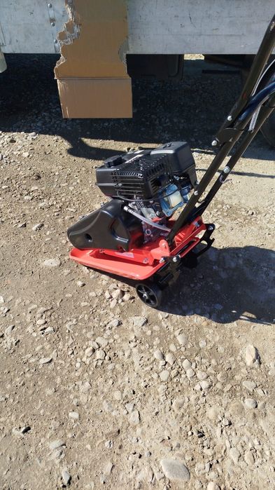 Inchiriez placa vibranta ,masina de taiat beton si mini excavator