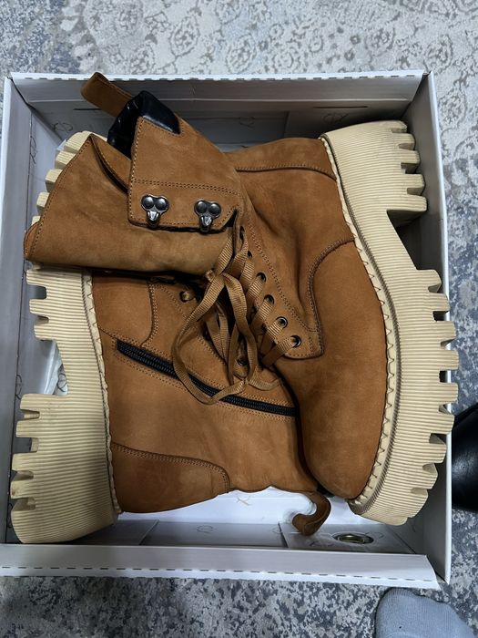 Женские зимние ботинки