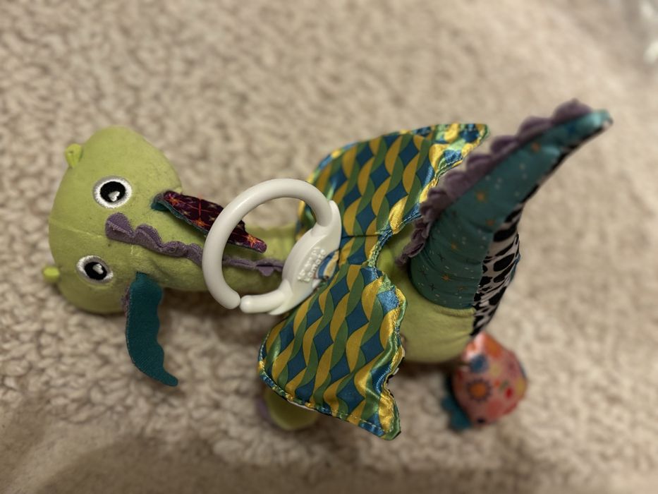 Jucarie Lamaze Dragonul cu aripi magice