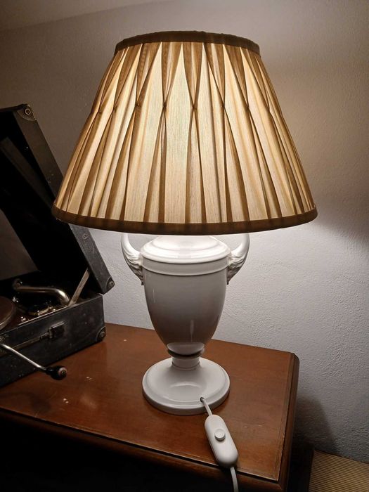 Lampă electrică din porțelan
