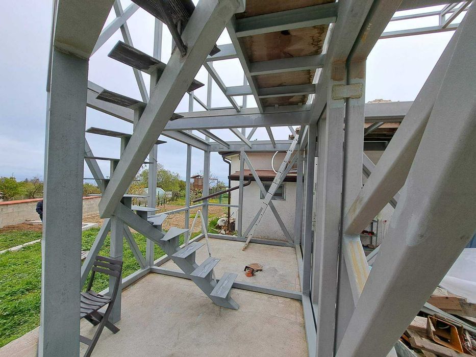 Метална конструкция за двуетажна къща, преместваема