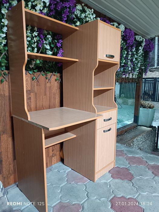 Компьютерный стол с полками