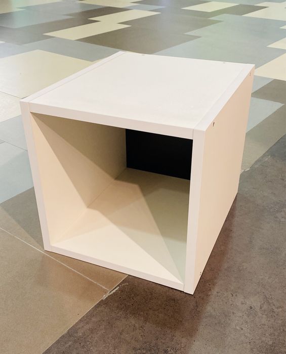 Mobilier showroom haine si manechin