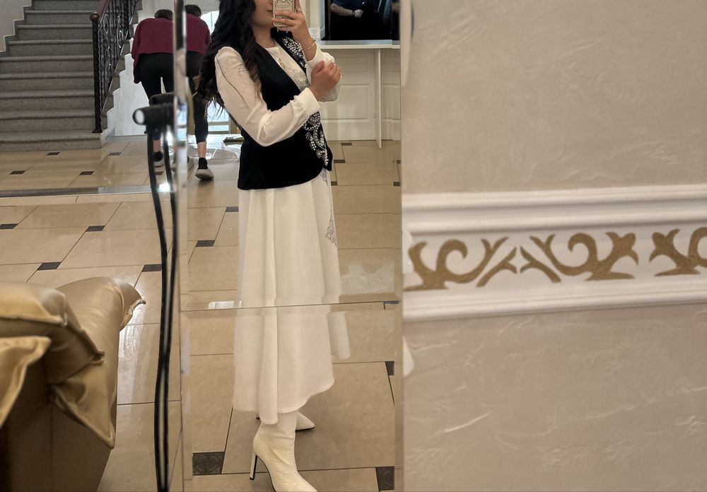 Платье белое с орнаментами