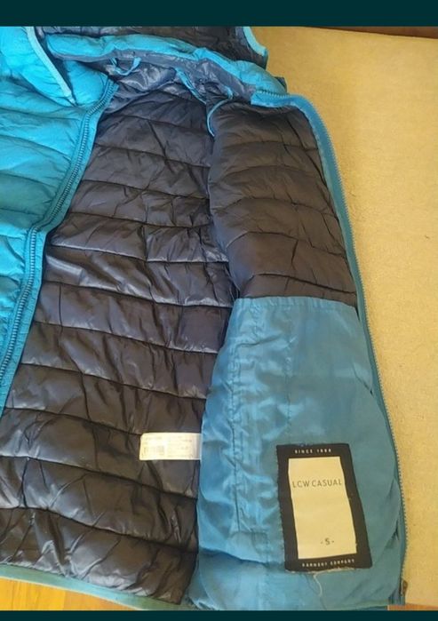 Продавам мъжко спортно олекотено яке,