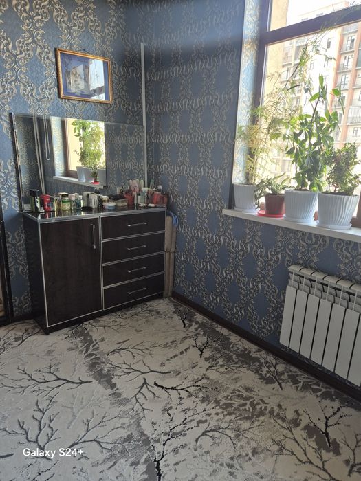 Навоий шахридан,Янги бозорга якин,Тинчлик домларидан квартира сотилади