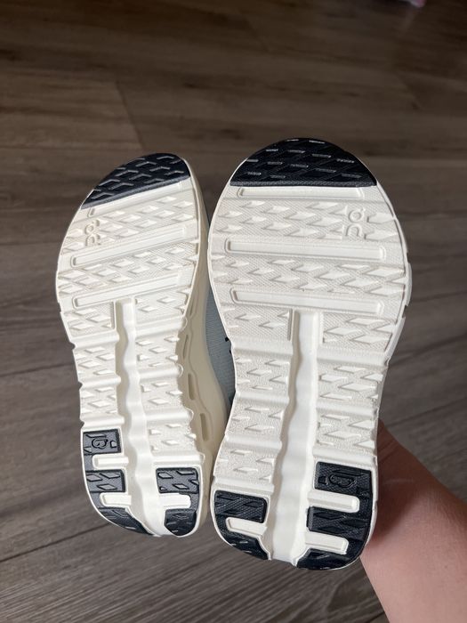 Кроссовки на девочку Новые!!