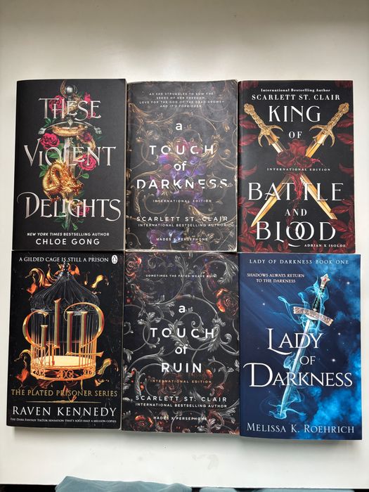 Romantasy and fantasy books