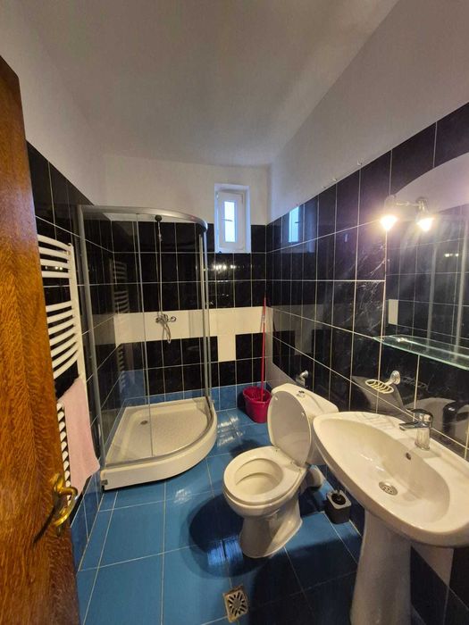 Inchiriez apartament cu 3 camere, bloc nou, zona centrala + loc de parcare
