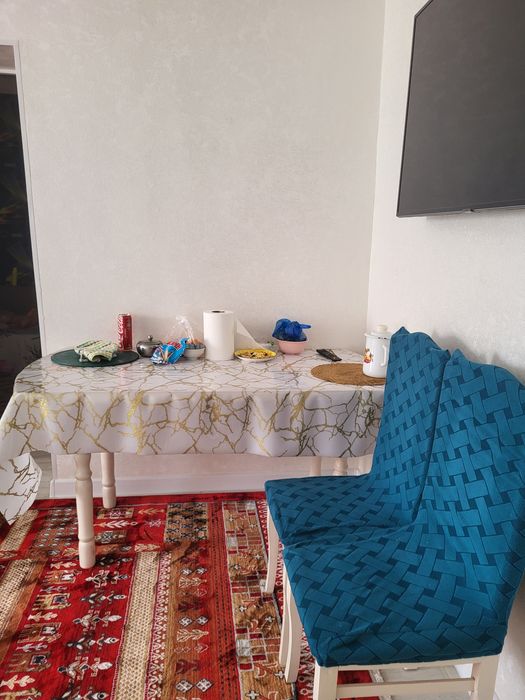 Продам обеденный стол с 4 стульями