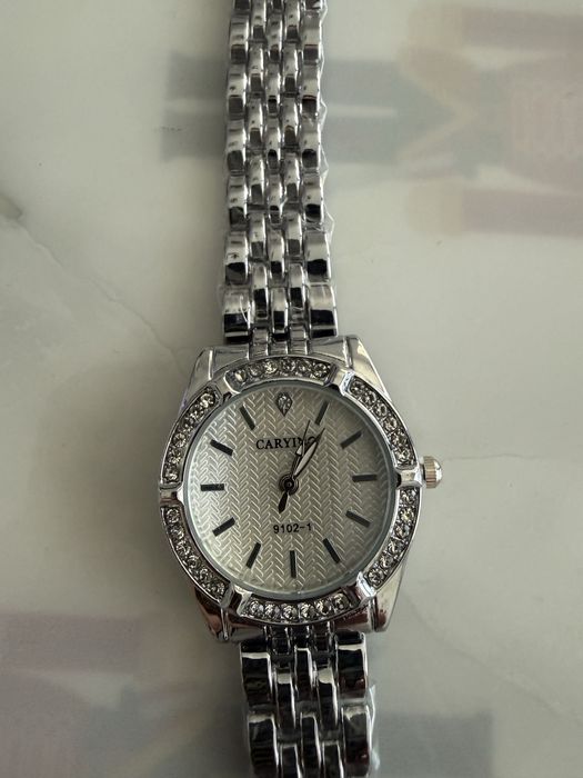 Дамски часовник-нов