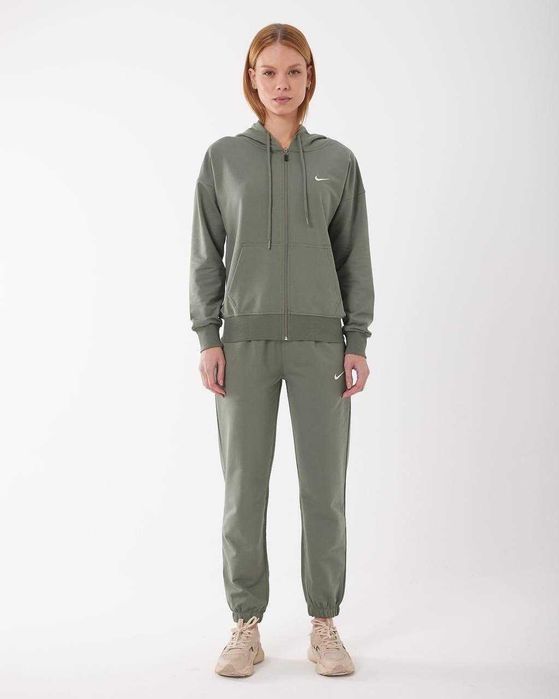 Nike Анцуг за Нея – Комфорт и Стил в Едно