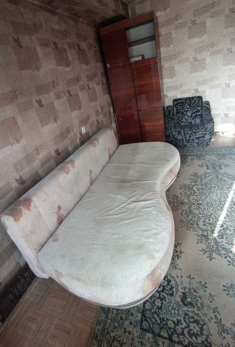 Срочно продам шкафы, ковер, столы и тахту