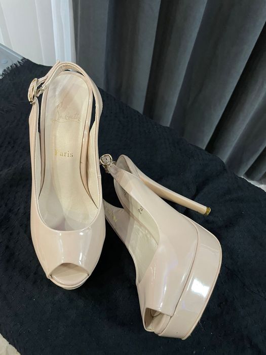 Продам за 5000. Размер 37