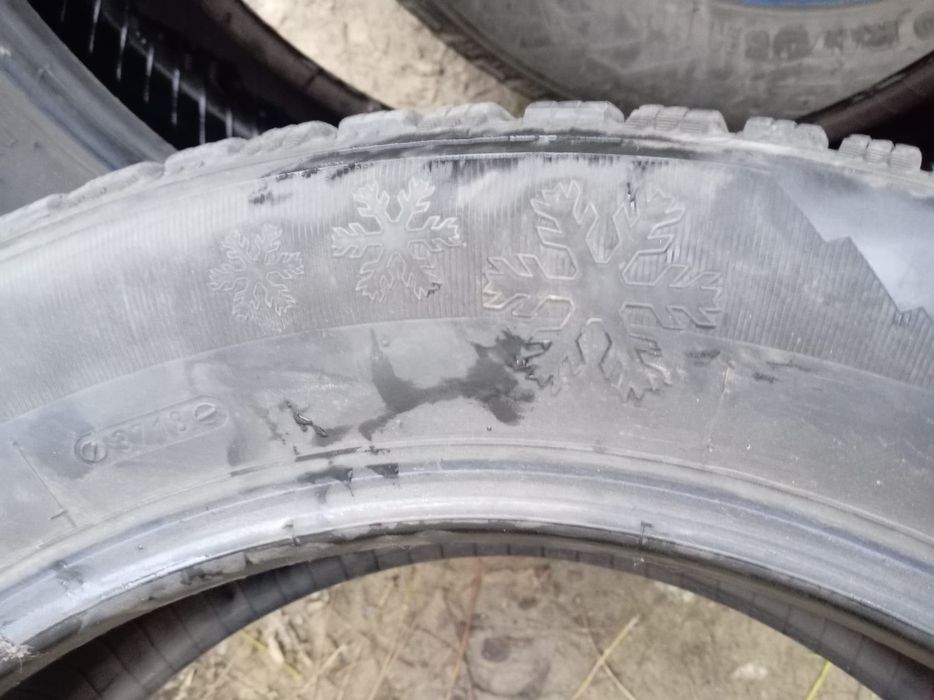 Vând anvelope iarna  4 bucăți dimensiuni 215/60R17