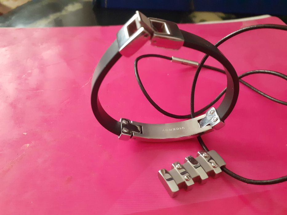 2 pandantive  tribale originale Vceroy plus unul Sin Receta