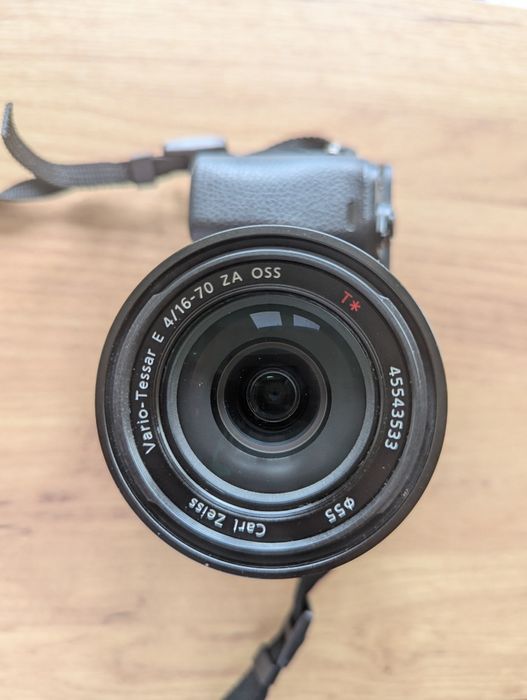 Продавам фотоапарат Sony A6300 с обектив Sony Carl-Zeiss 16-70mm f/4 OSS