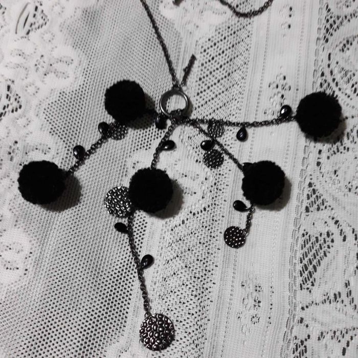 mikey  Колие с пухчета